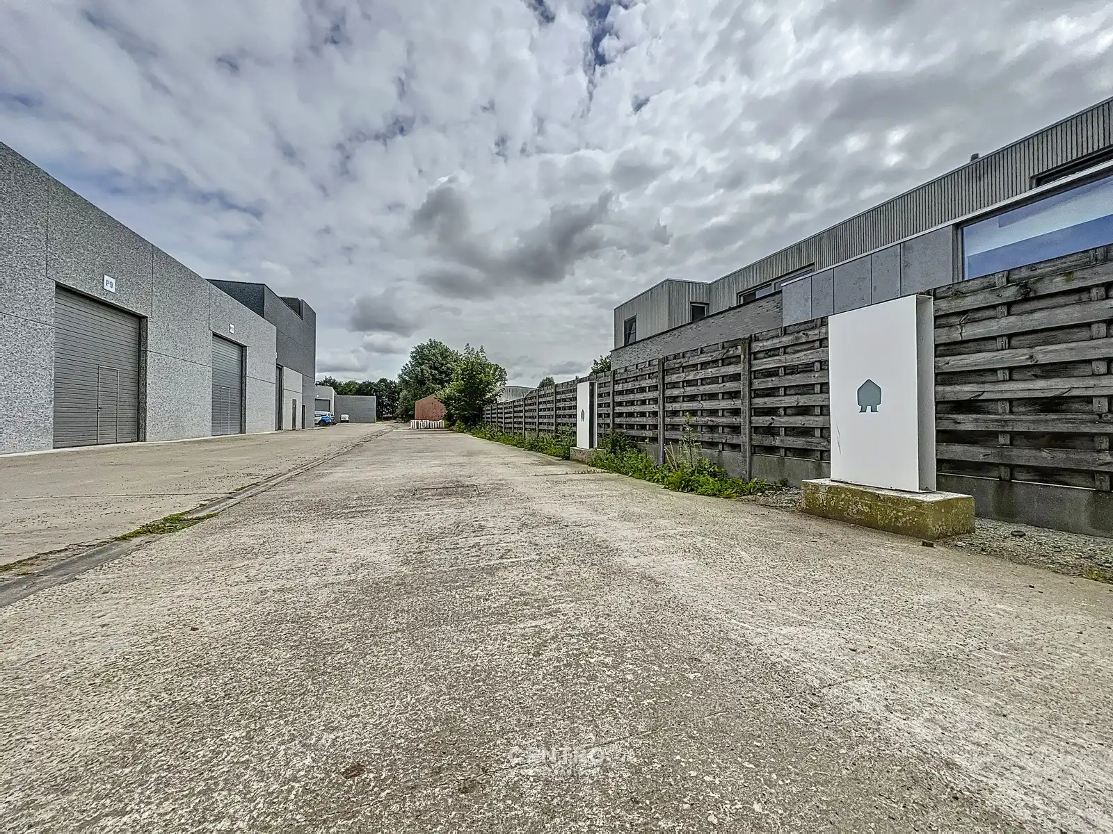 Instapklaar magazijn (250m2) met automatische sectionaalpoort langs de N8 te Elverdinge (Ieper). Ambachten toegestaan ! foto 3