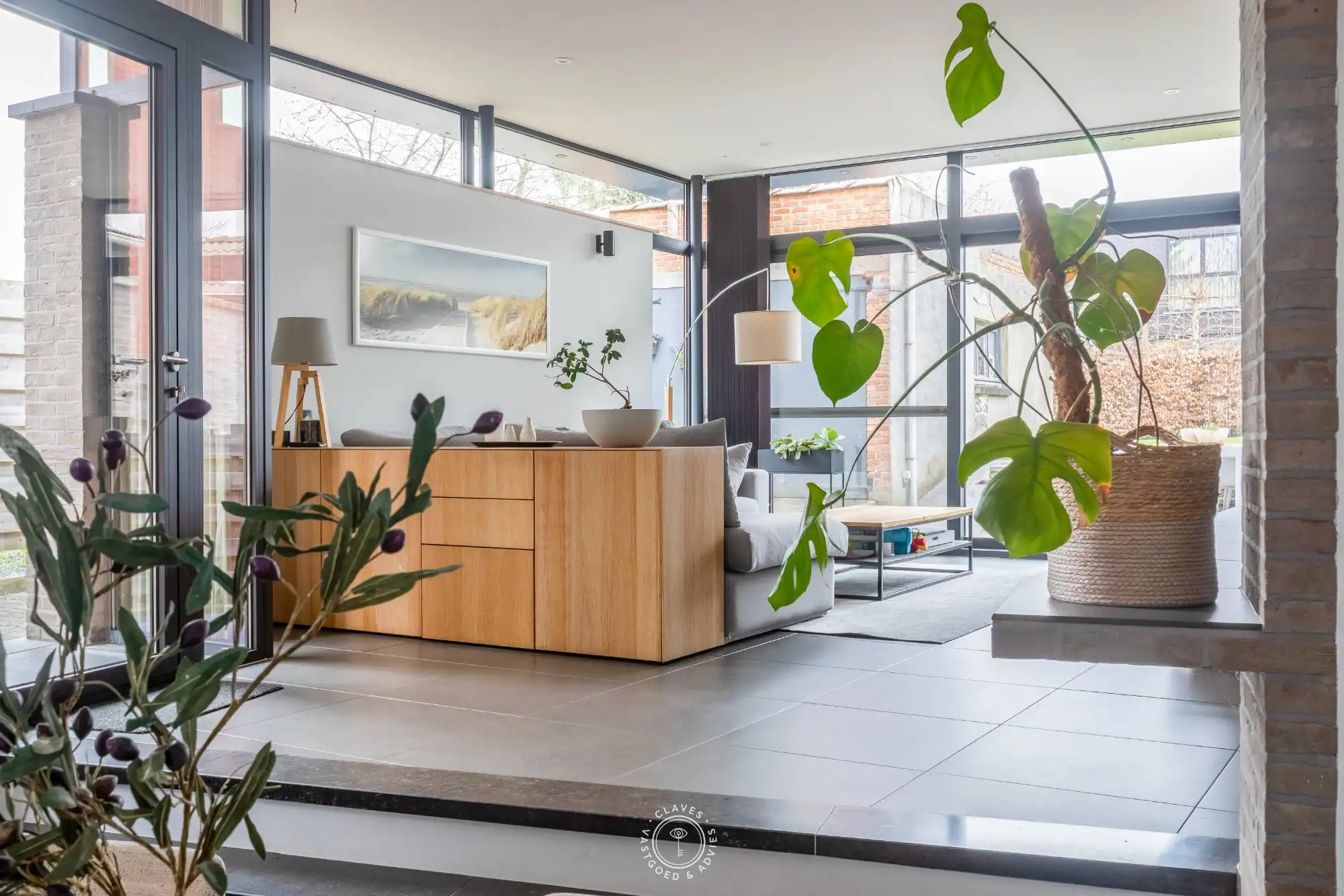 Verzorgde en gerenoveerde woning met zuidwest gerichte tuin foto {{pictureIndex}}