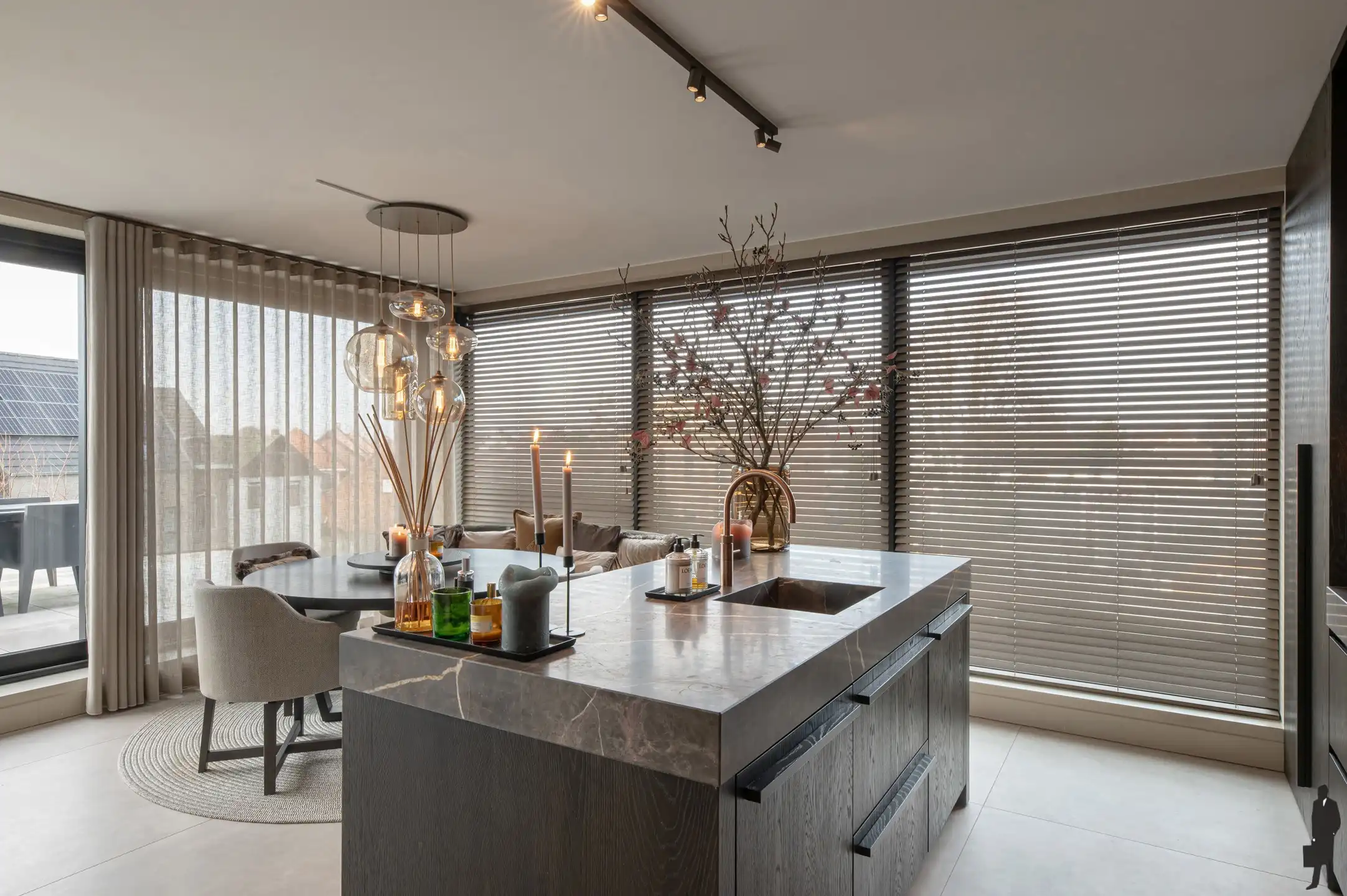 Zeer luxe afgewerkt nieuwbouw appartement van ca. 110 m² met uitzonderlijk ruim ZW-terras van ca. 70 m² in het centrum van Hoogstraten! foto 9