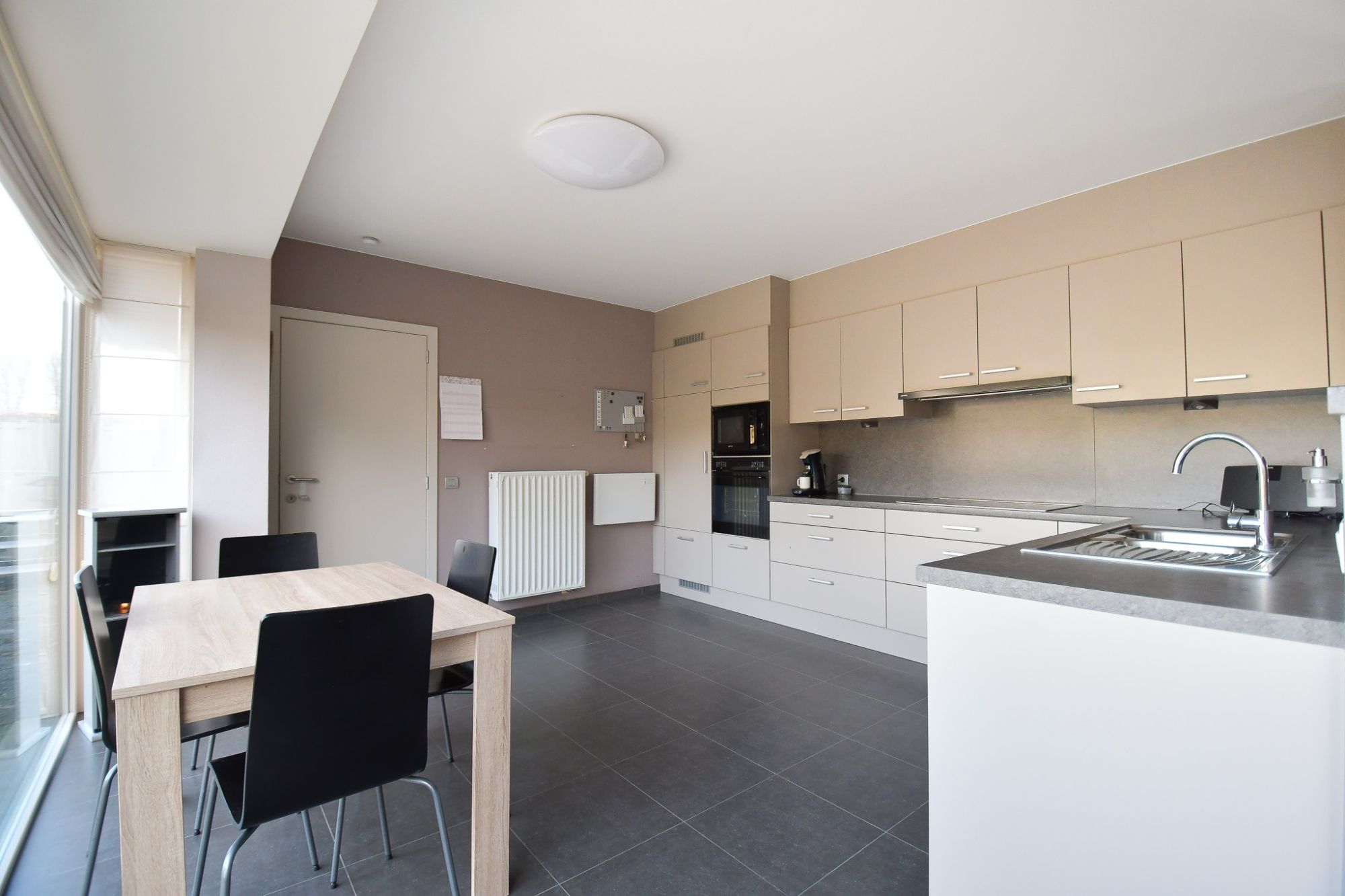 Energiezuinige gezinswoning met 4 slaapkamers en zonnige tuin in Maria-Aalter foto 6