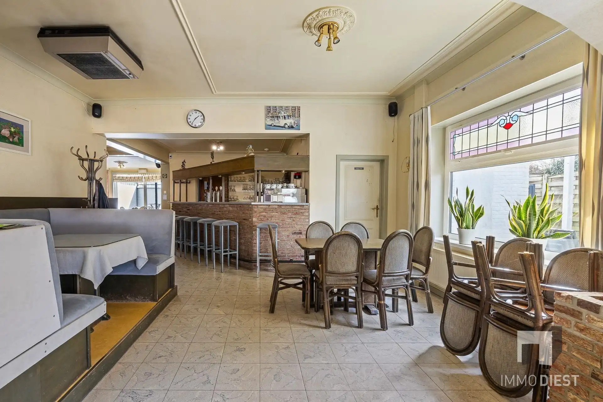 Vroegere café met woning met 4 ruime slaapkamers foto 2