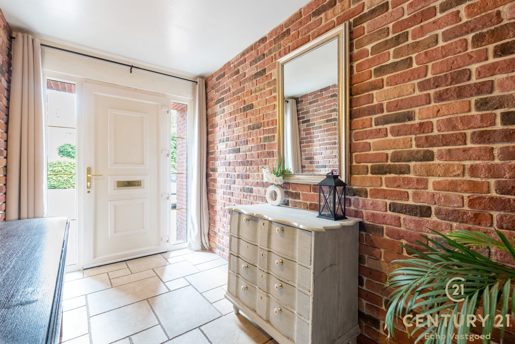 Charmante deels gerenoveerde woning met gezellige tuin foto 3