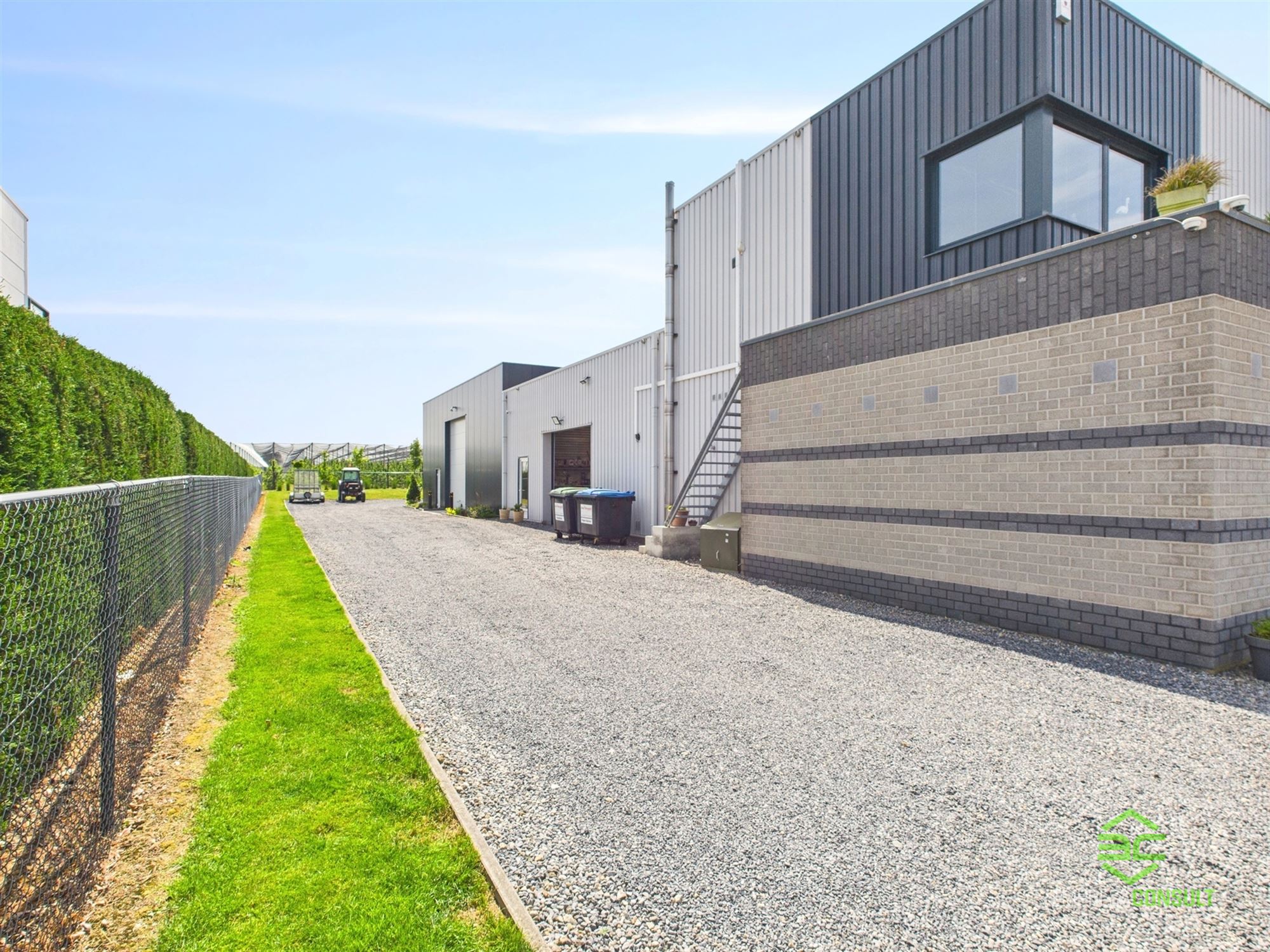 Instapklare werkplaats van 355m² met toonzaal en conciërgewoning! foto 2