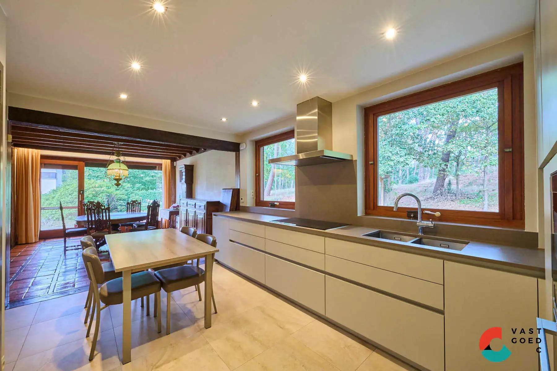 Knap landhuis op een bosrijk perceel van 58,63 are foto 7