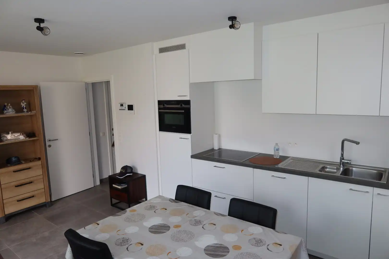 Super gezellig gelijkvloers 1 slk app met terras, voortuin en carport foto 4