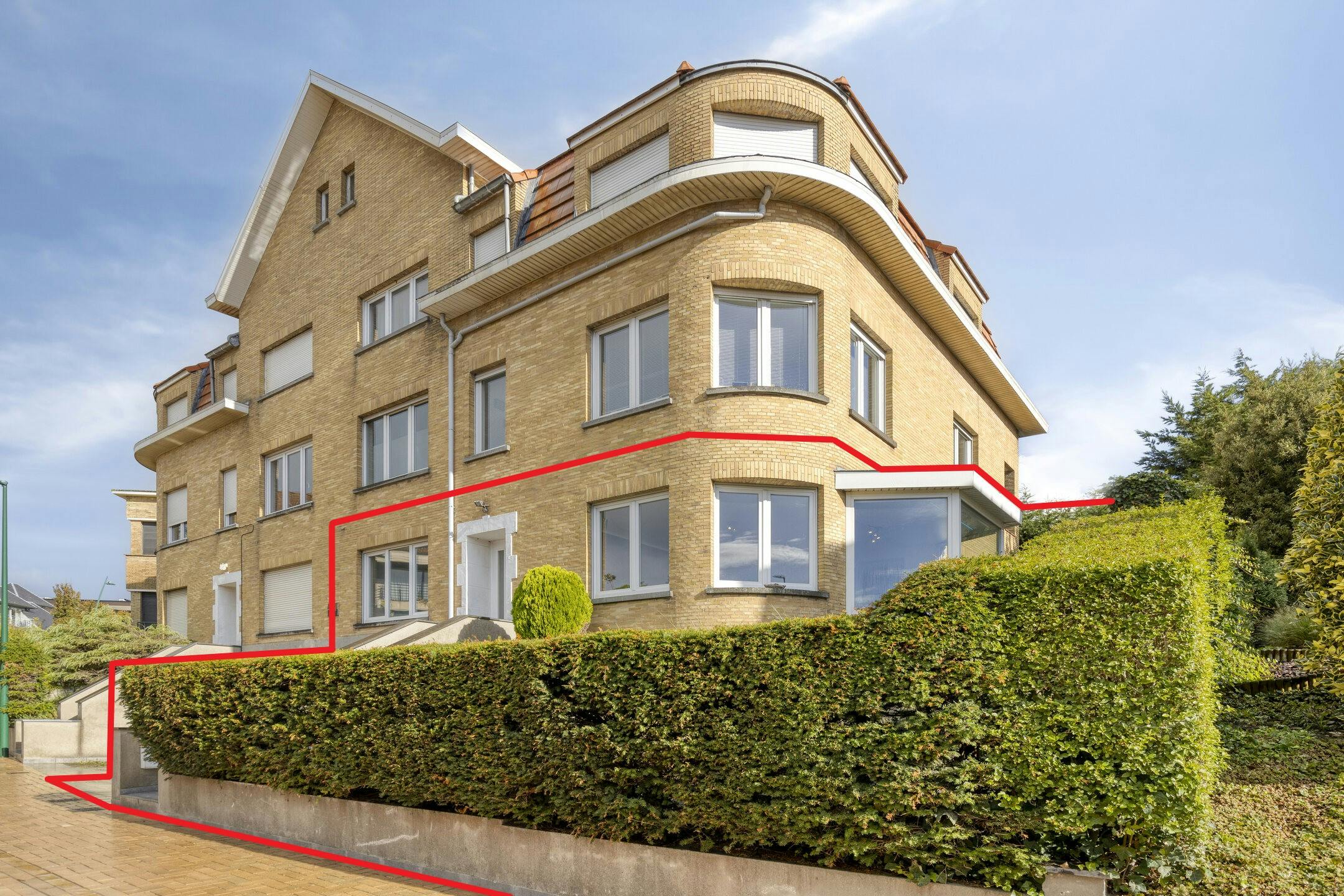 Gerenoveerd appartement (93m²) met zeer ruime tuin te De Panne foto 2