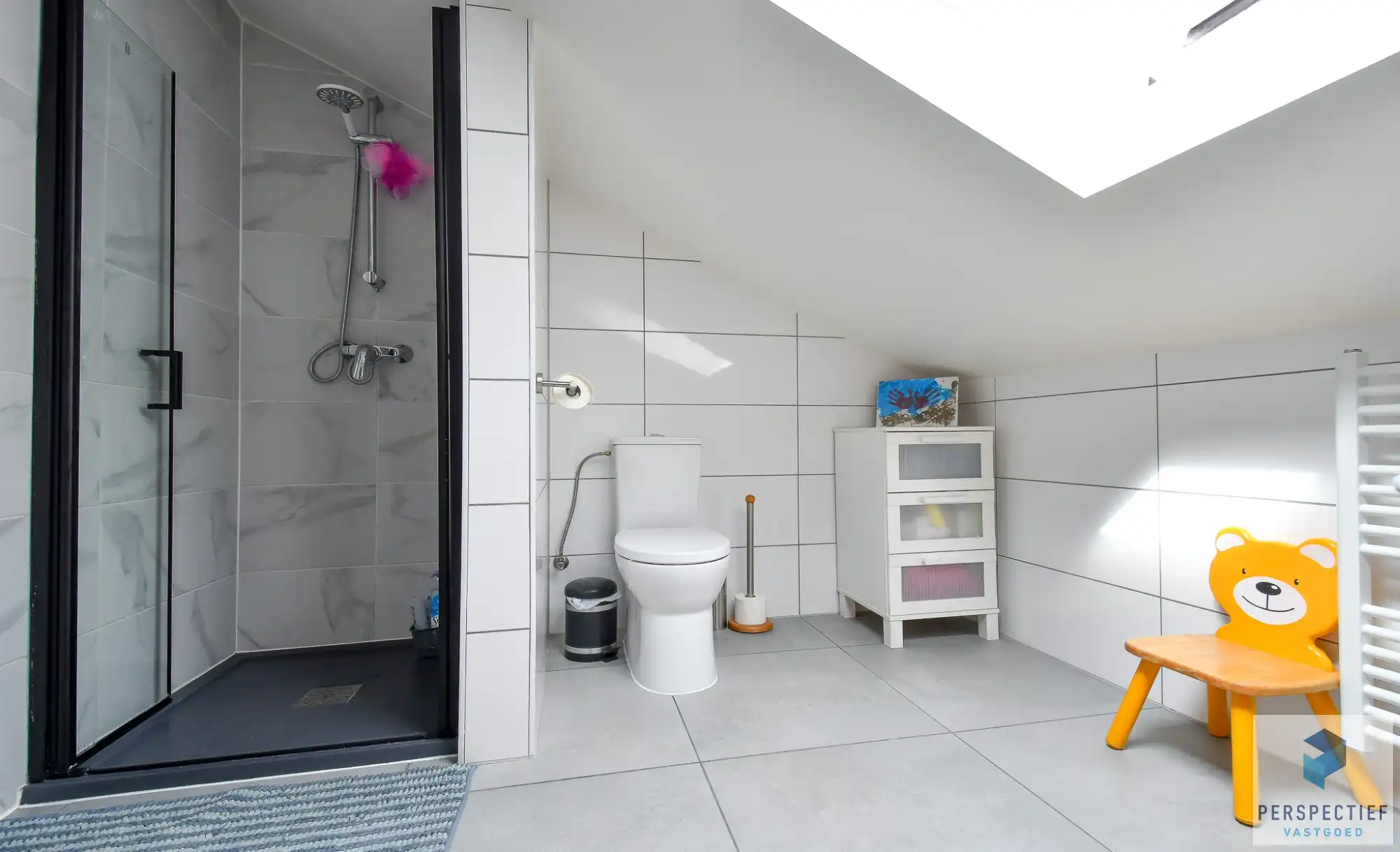 Ruime en energiezuinig gerenoveerde halfopen bebouwing met 5 slaapkamers, garage en zonnige tuin foto 23