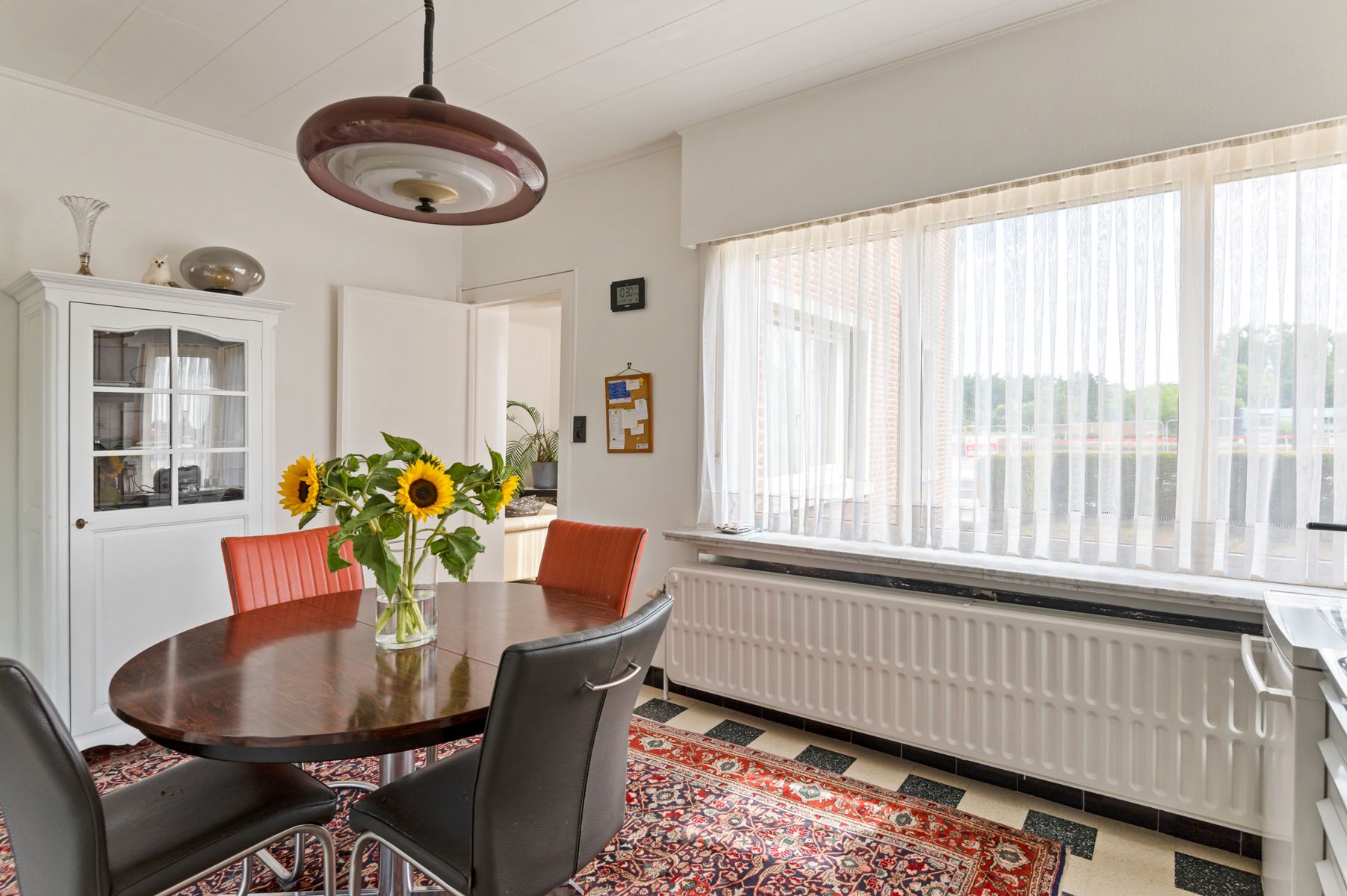 Woning met tuin en garage vlakbbij het centrum van Wijnegem. foto 8