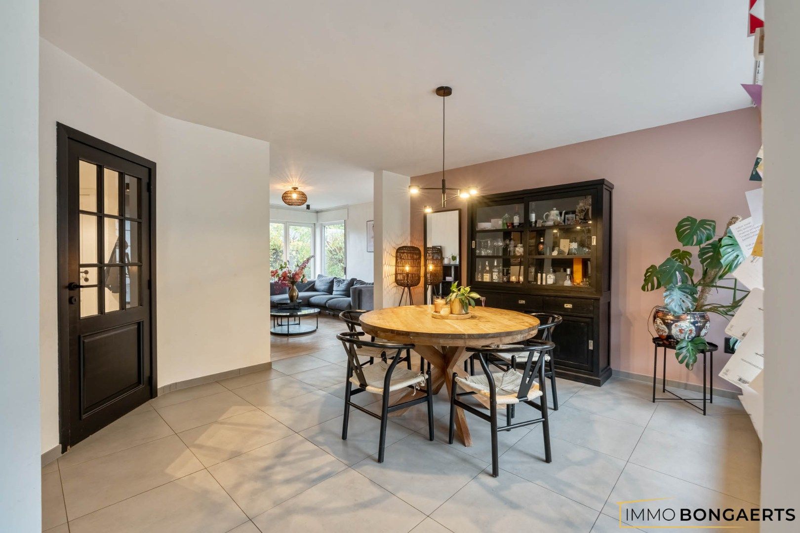 Ruime woning met 5 slaapkamers foto 3