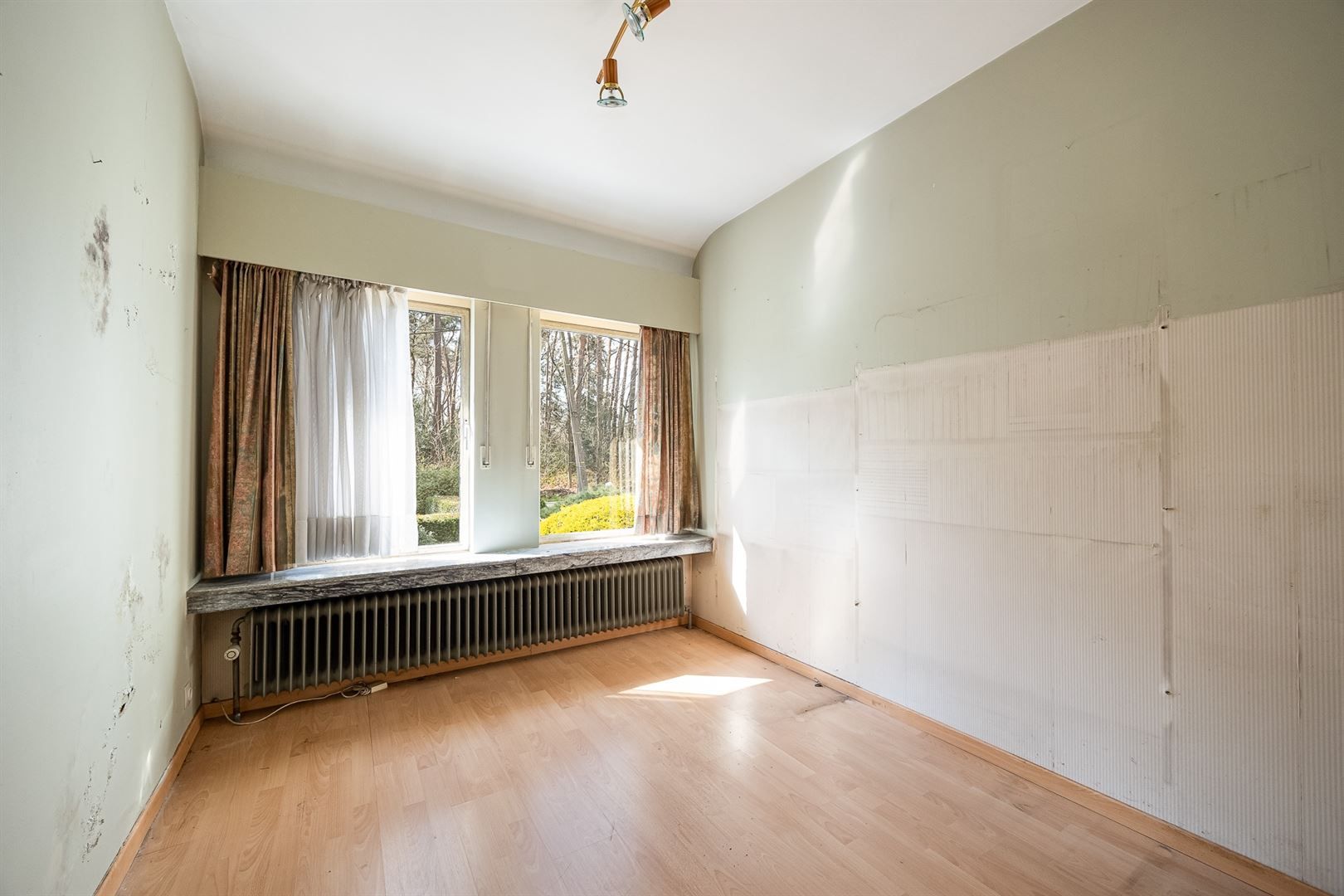 Te renoveren laagbouwvilla met Engelse tuin foto 9