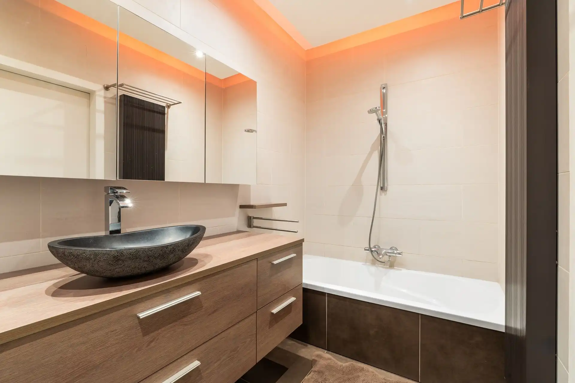Gerenoveerde één/meergezins/kangeroe woning met 4 mog 5 slaapkamers en tuin. foto 16