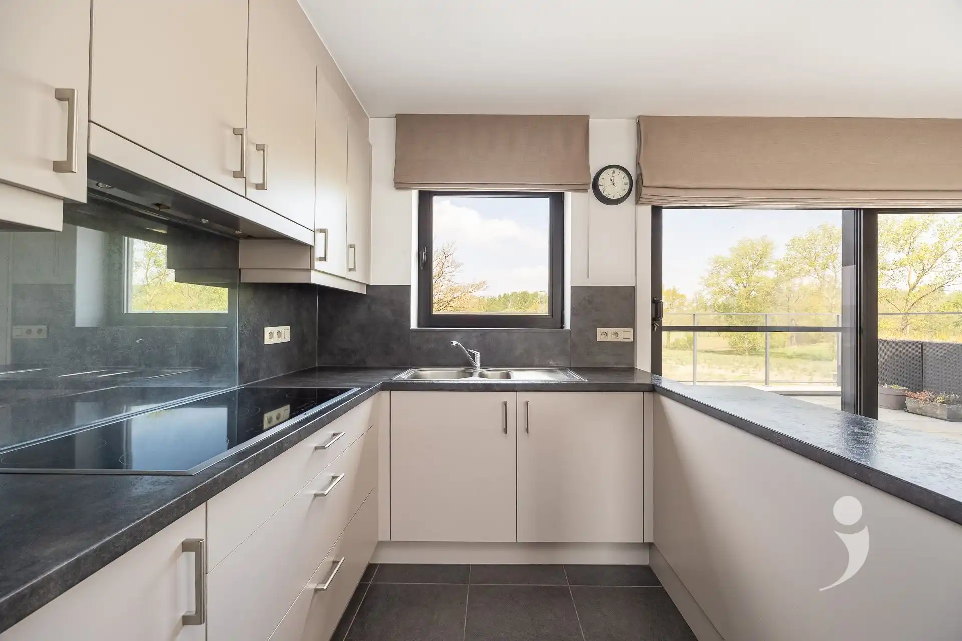 Ruim appartement op een toplocatie!  foto 12