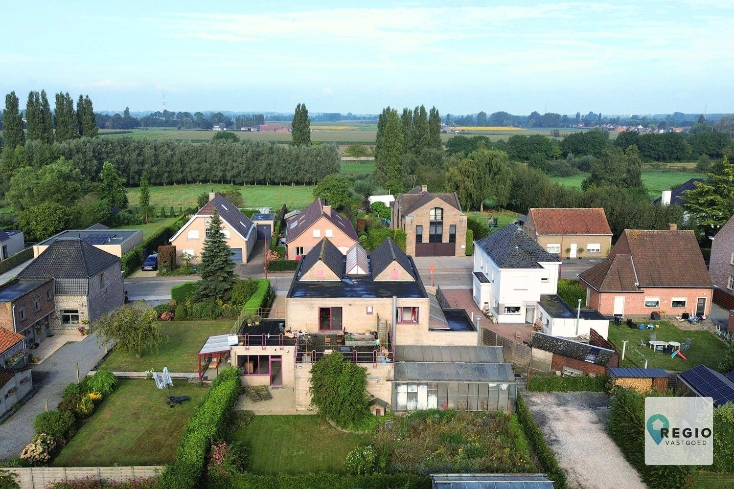 Twee entiteiten - Handelsgelijkvloers + 4 slpk. appartement met ruim terras te Landegem. foto 1