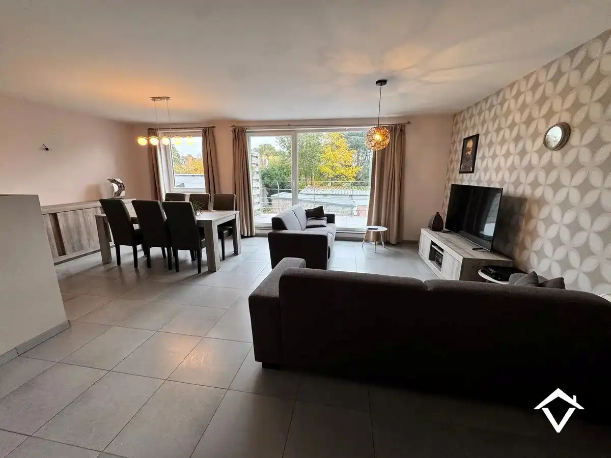 Instapklaar appartement met 2 slaapkamers en garage te Torhout foto 2