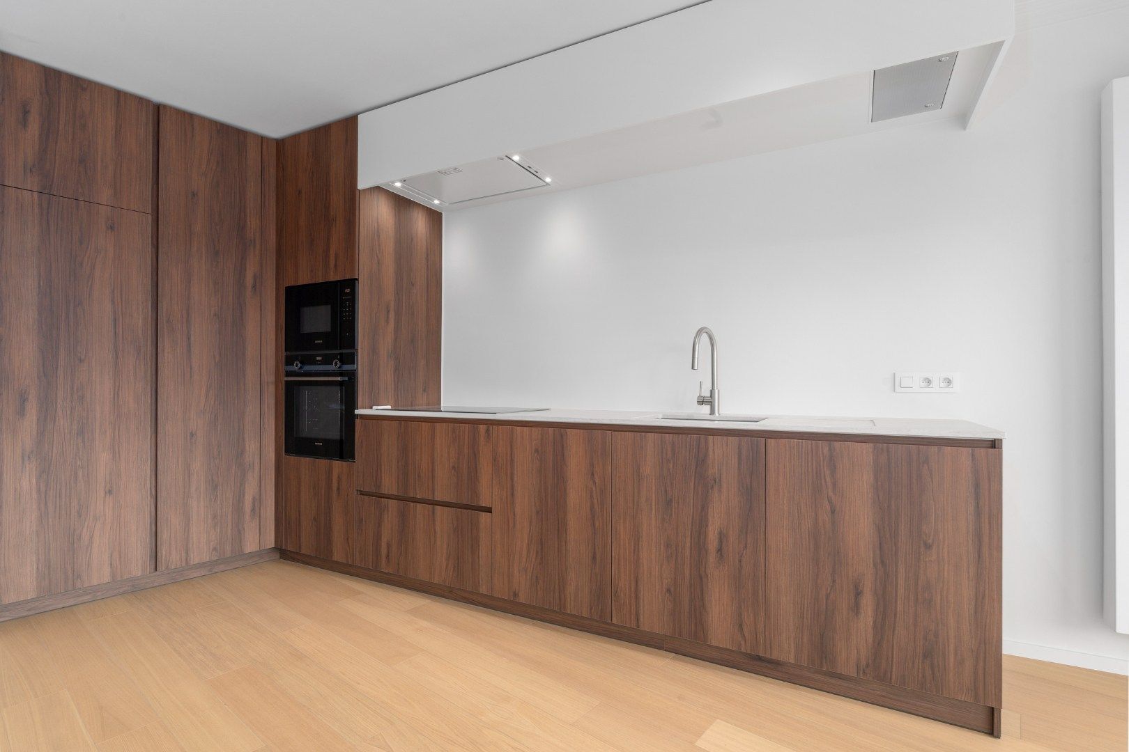 Exclusief gerenoveerd appartement te huur aan de Vindictivelaan in Oostende – met uniek zicht op de Mercator en jachthaven foto 4