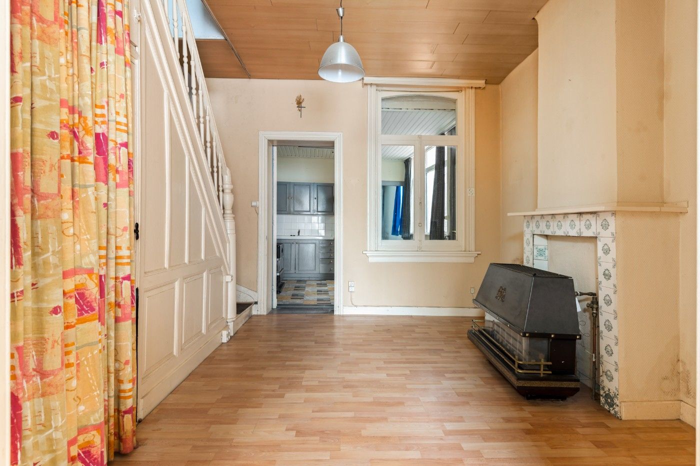 Charmante, te renoveren woning met 2 slpk. en tuin foto 4