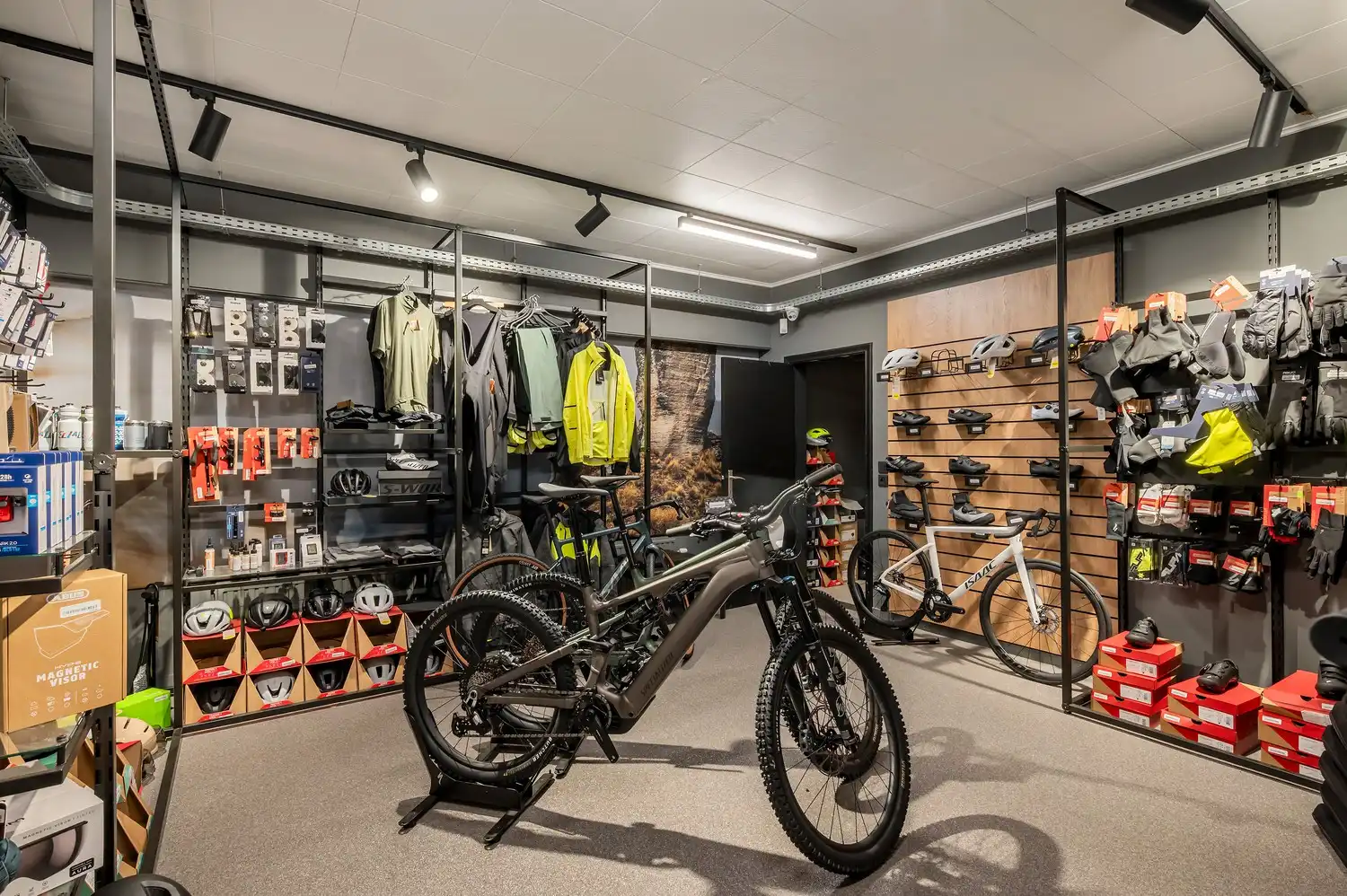Opbrengsteigendom te koop – Handelsgelijkvloers + magazijnen foto 17