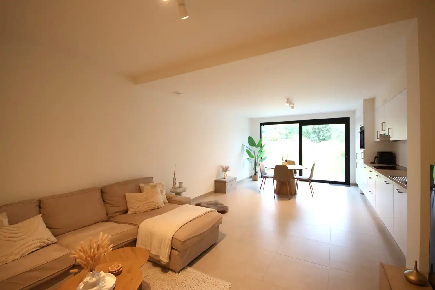 Modern vernieuwd gelijkvloers appartement met 1 slaapkamer en ruime tuin foto 3