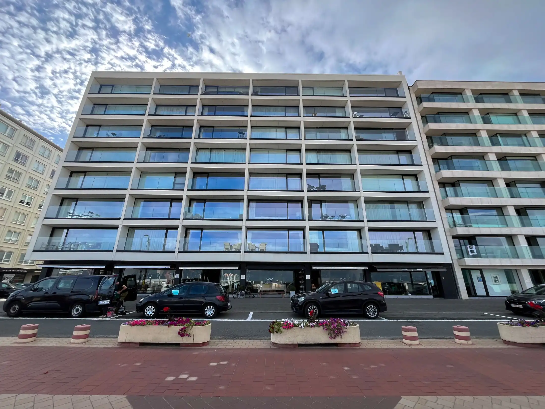 Ruim handelspand op de Zeedijk in het Zoute met circa 7m. etalage. foto 4