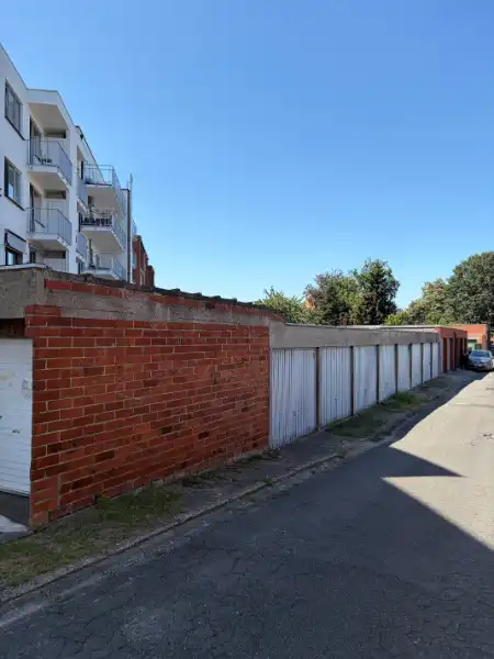 Garage aan de stadsrand foto 3