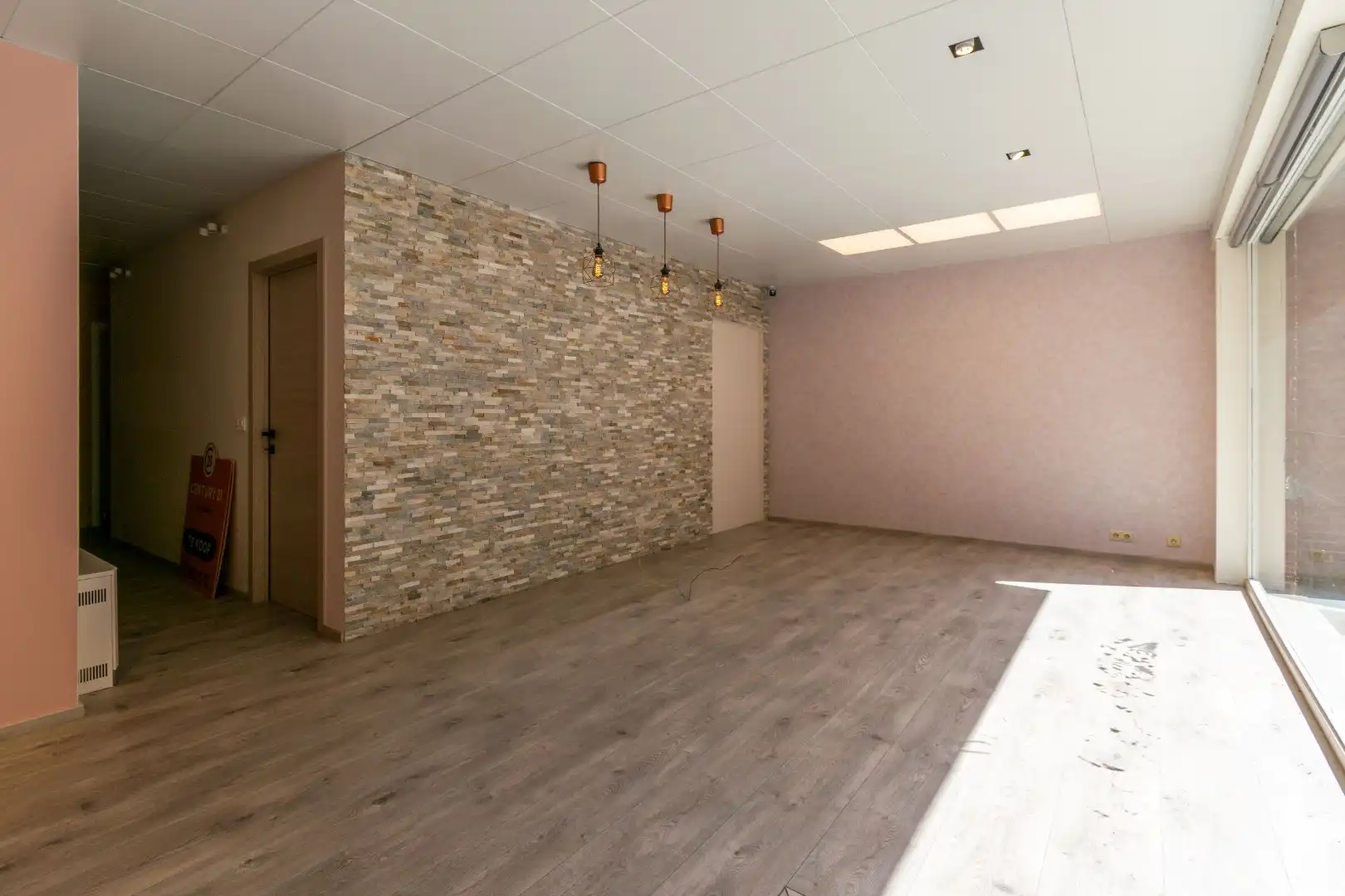 INSTAPKLAAR HANDELS-/KANTOORGELIJKVLOERS (106m²) foto 3