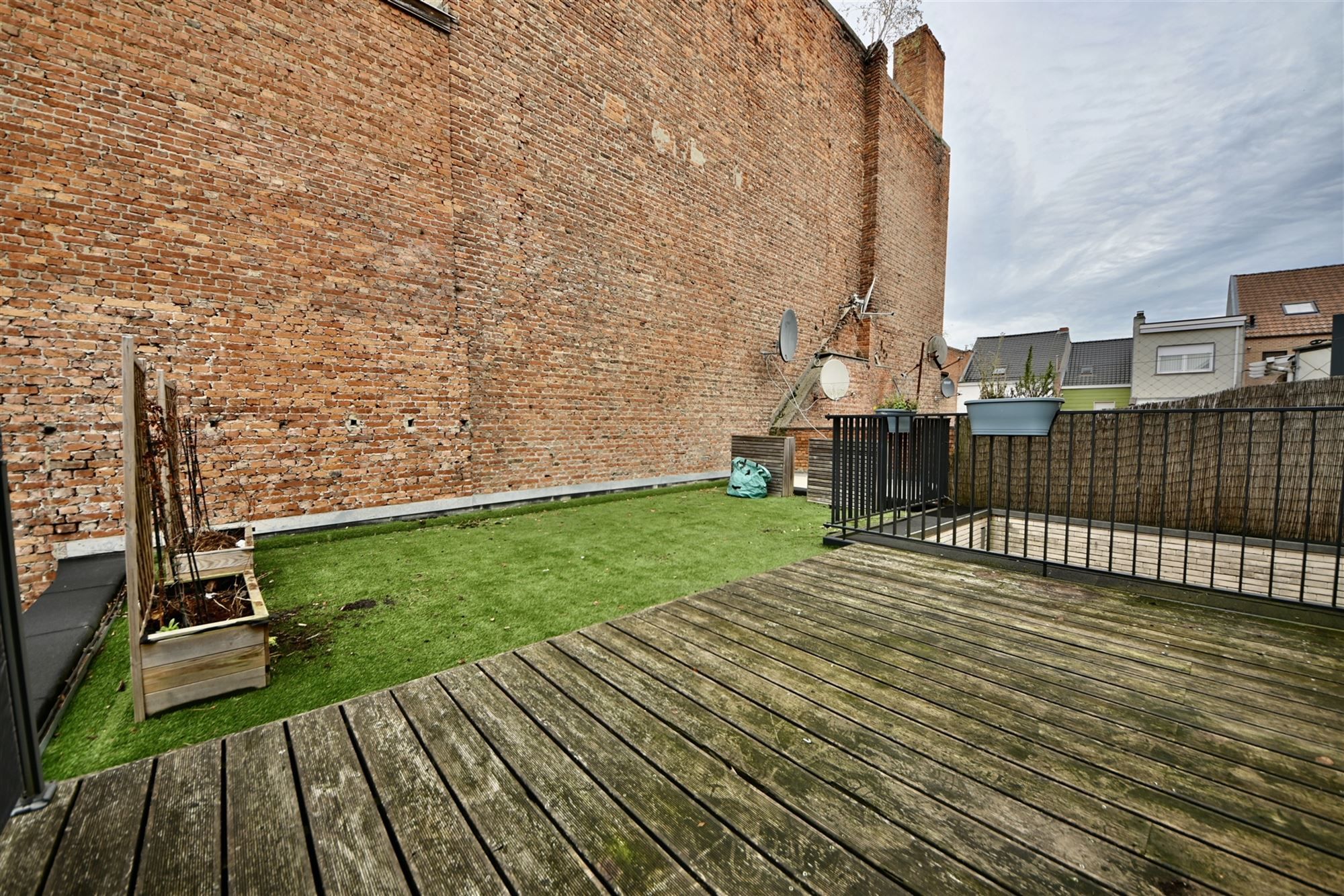 Appartement met 2 slaapkamers, terras en staanplaats.  foto 17