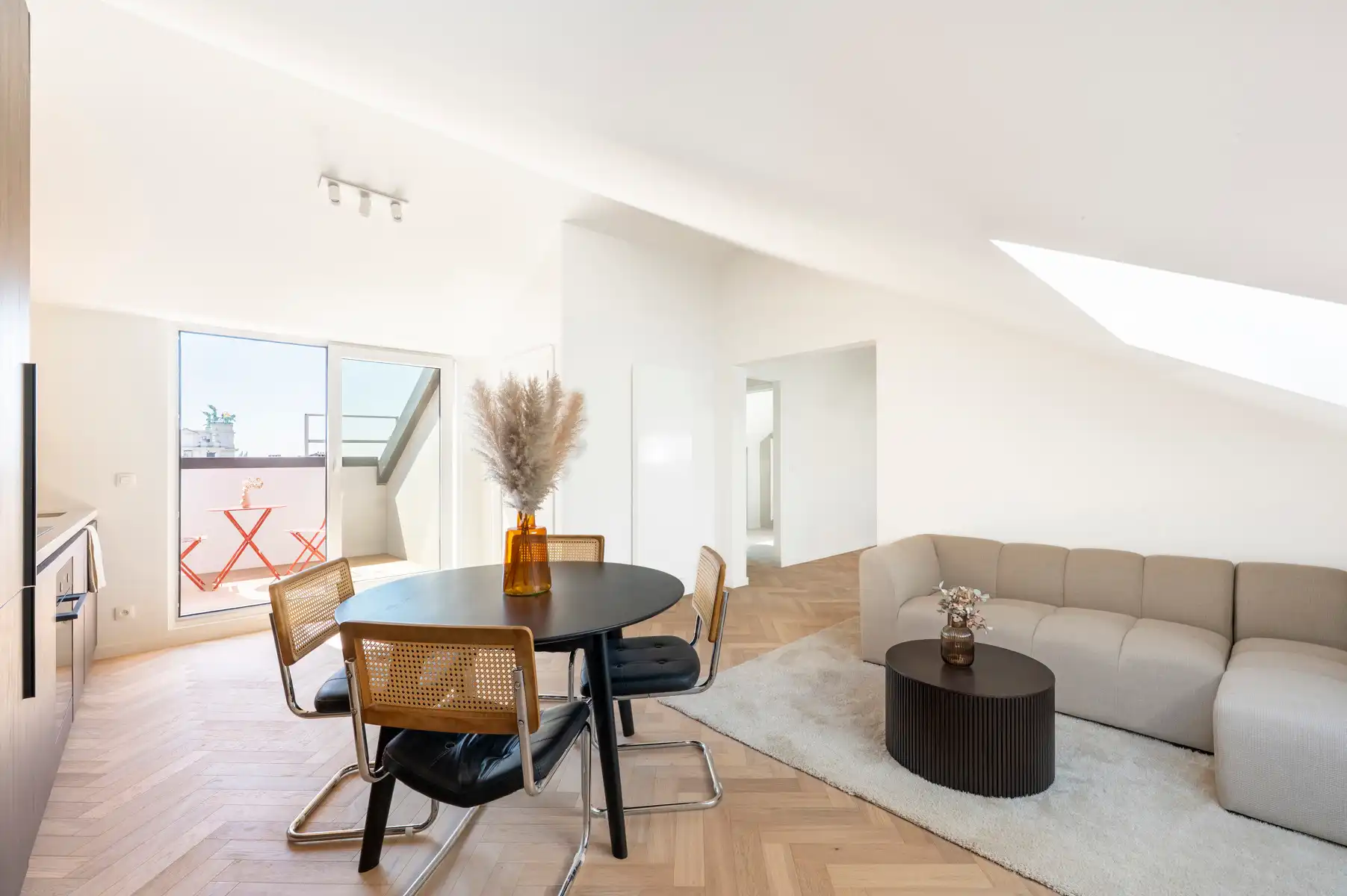 Prachtig gerenoveerd appartement te huur foto 7