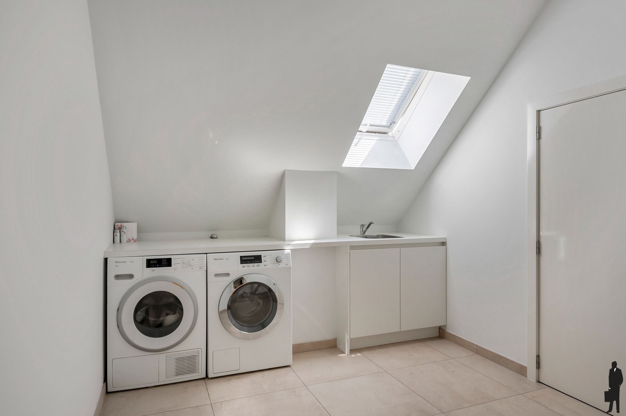 Tijdloze villa op perceel van ca. 1287 m².  foto 27