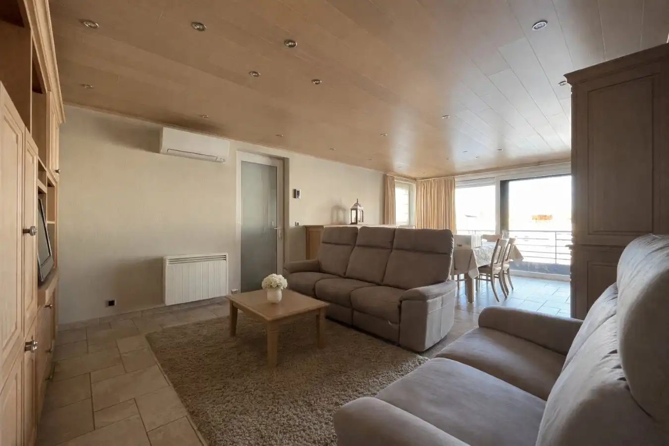 Ieper - Ruim en lichtrijk appartement met zonnig terras rondom foto 3