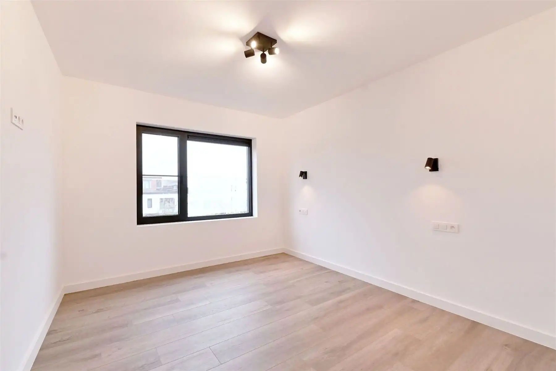 Gerenoveerd BEN-appartement te Berchem! foto 11