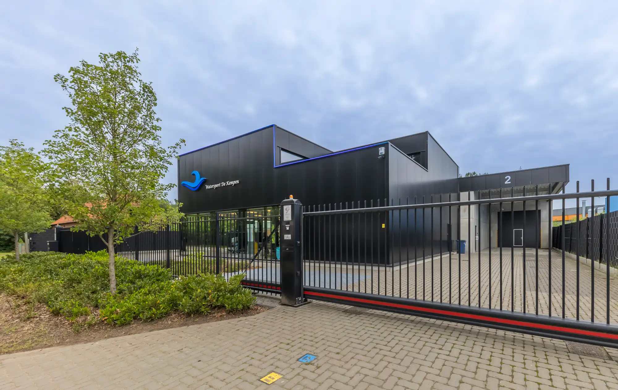 TE HUUR: Recent en hoogwaardig afgewerkt bedrijfs-/kantoorgebouw met showroom, magazijn en ruime parking foto 2