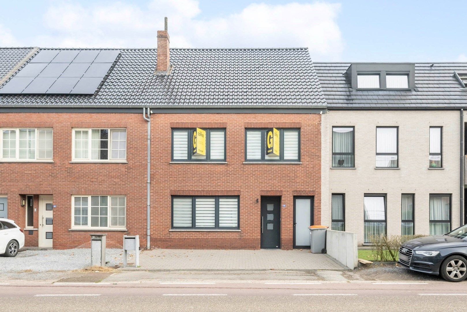 Gerenoveerde rijwoning met vier slaapkamers en tuintje vlakbij het centrum van Beverst foto {{pictureIndex}}