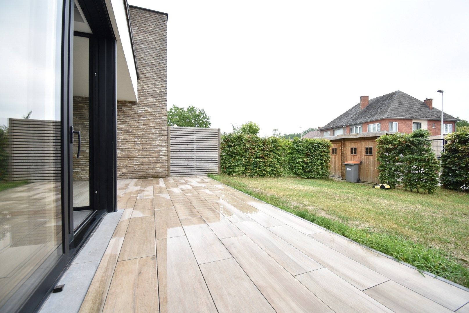 Aantrekkelijk recent gelijkvloers appartement, met 1 slaapkamer, ruim terras, privétuin en standplaats in centrum van Beverst.  foto 2