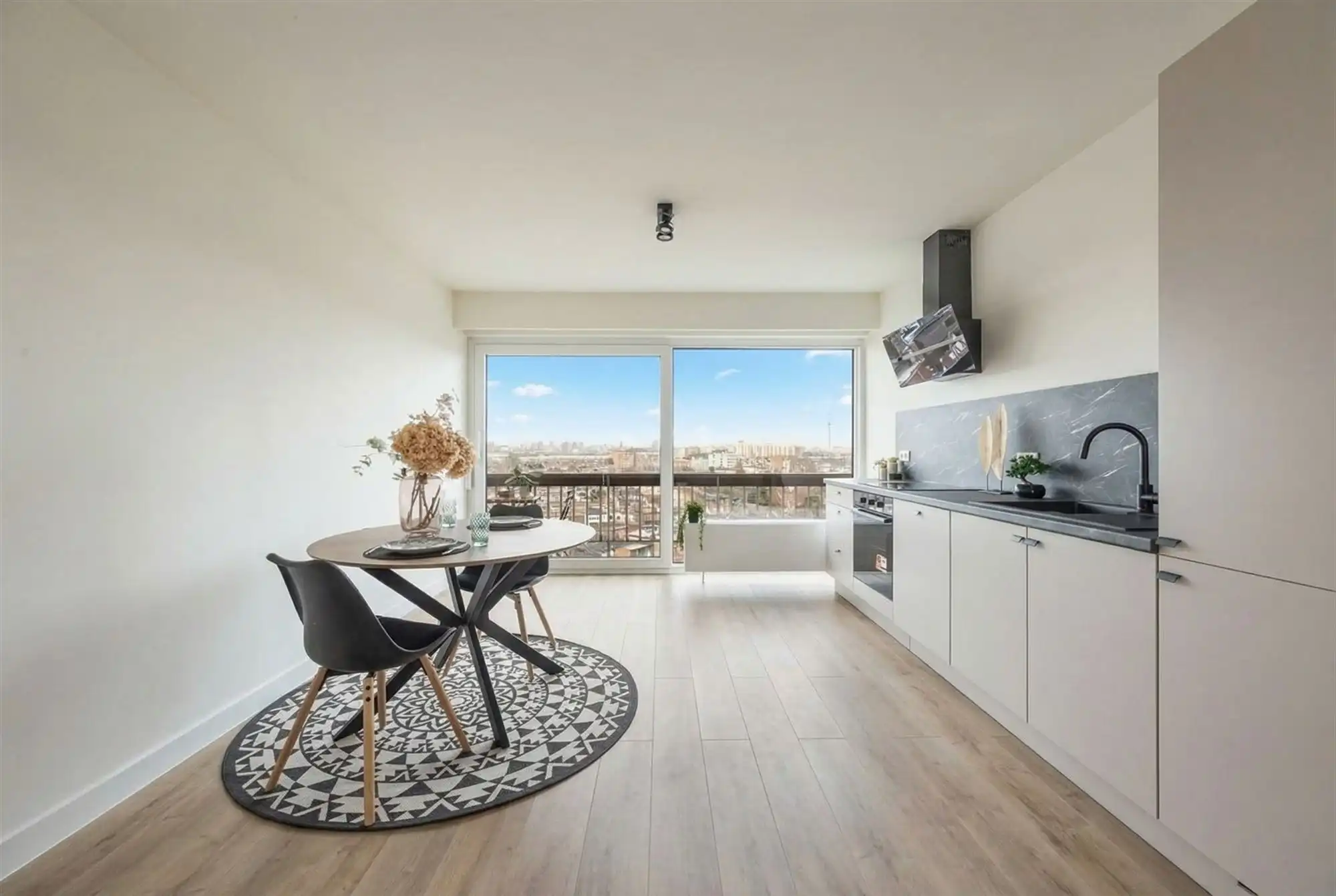 Gerenoveerd app. met 2 slpkmrs. en terras foto 4