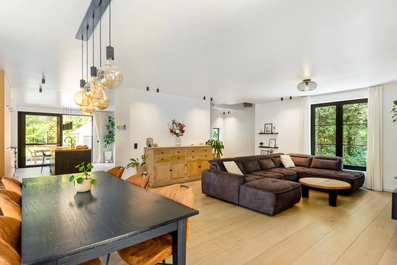 Stijlvolle villa met zwembad en royale garage/loods op toplocatie in Brasschaat foto 4