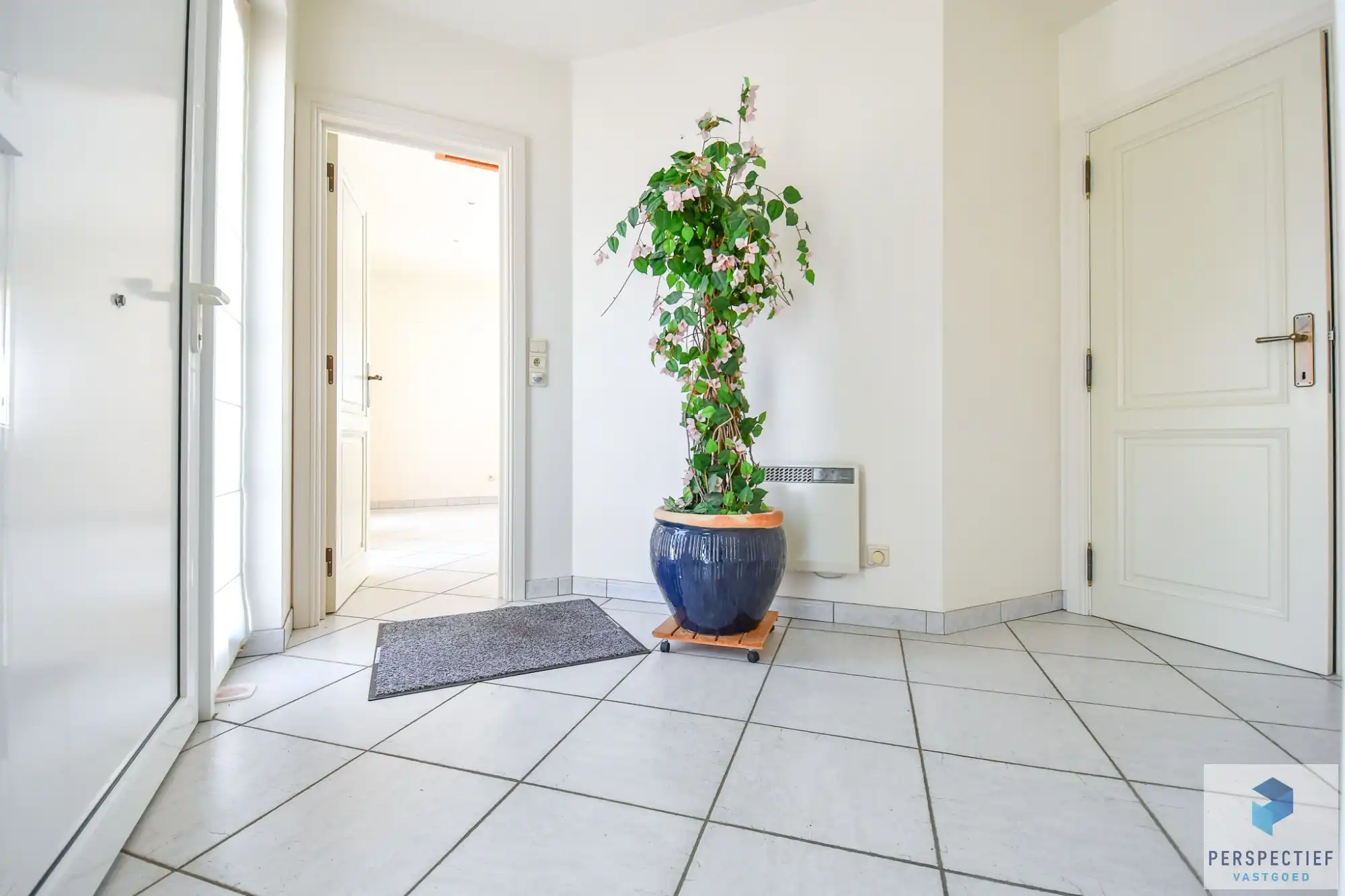 Unieke villa met dubbele garage en opslagplaats/ loods in rustige omgeving foto 9