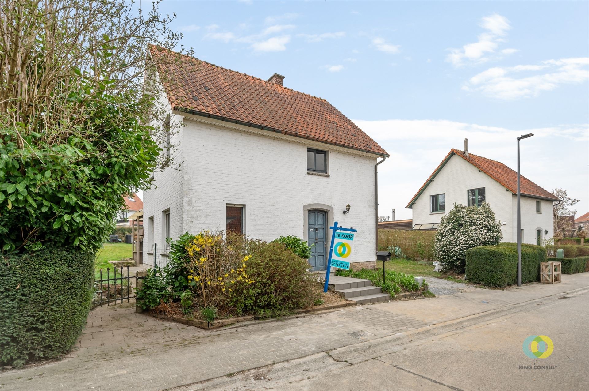 Vrijstaande woning met ruime tuin foto 2