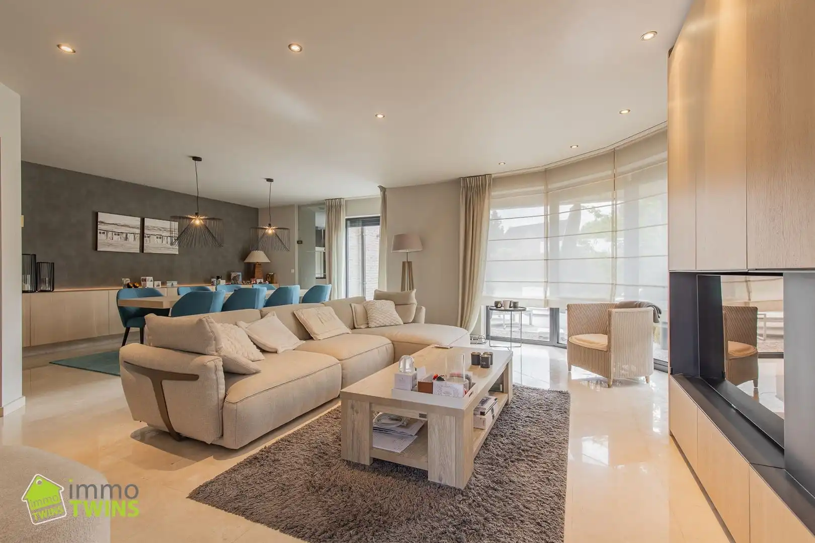 Prachtige instapklare open bebouwing te huur met afgesloten tuin en dubbele garage foto 3