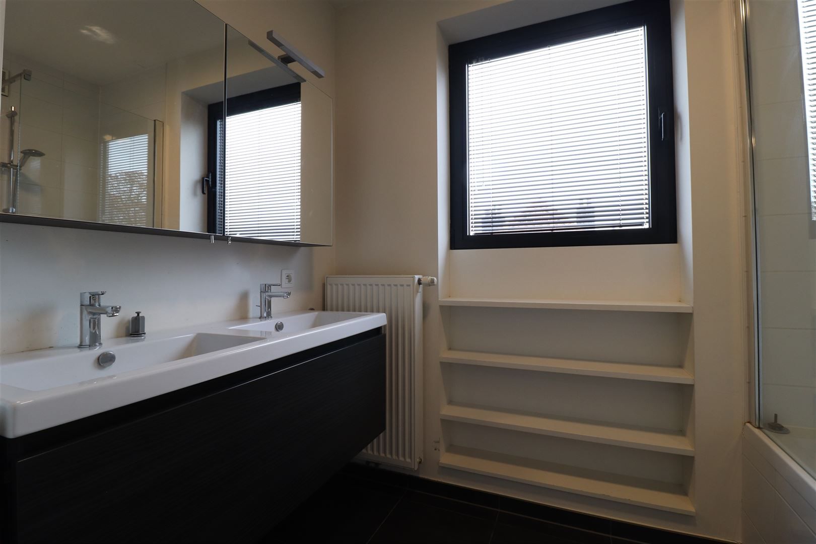 Modern appartement met terras en parking  foto 17