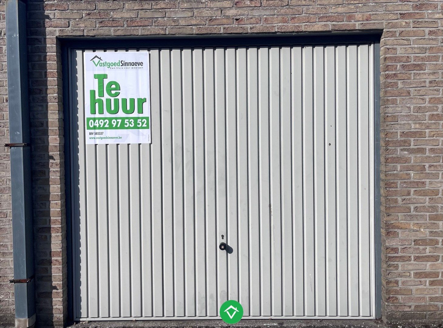 Gesloten garagebox met metalen kantelpoort, in Res. Guldaldis, op Kristus-Koning foto {{pictureIndex}}