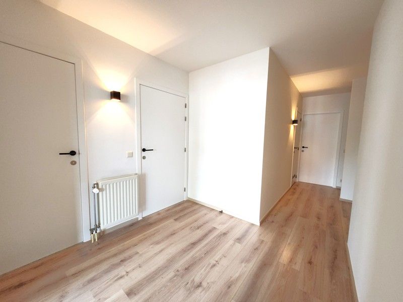 Ruim 2 slaapkamer appartement TE HUUR nabij hartje Waregem! foto 2