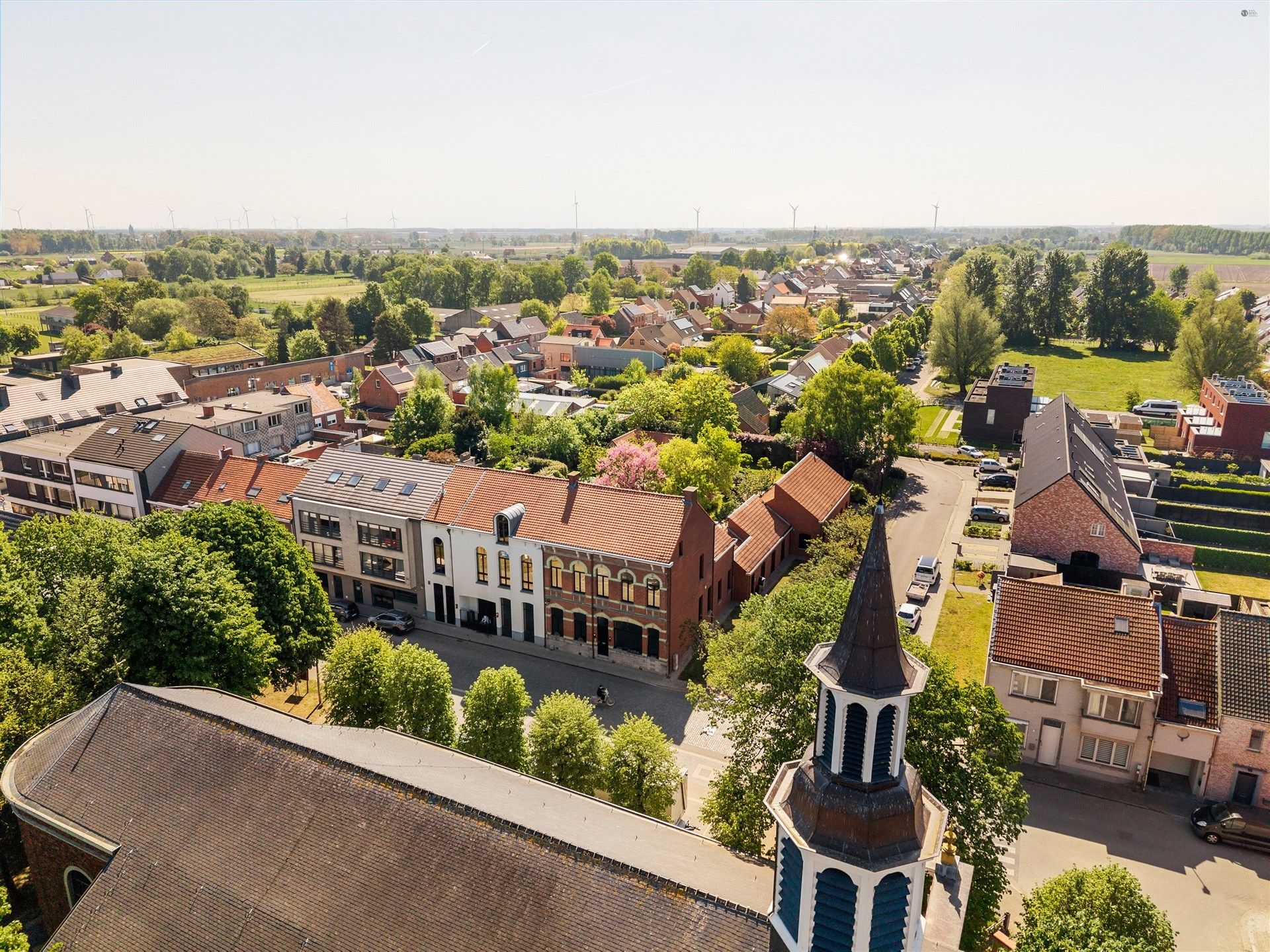 Hoofdfoto van de publicatie: Stijlvolle en hoogwaardig afgewerkte villa met bijgebouw op fantastische locatie op perceel van 1784 m²