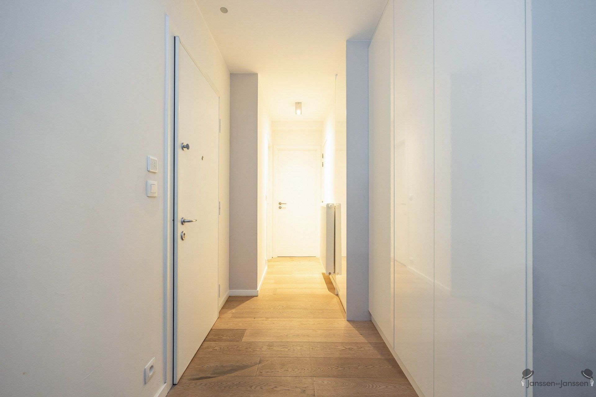 Instapklaar gelijkvloers appartement met tuin en 2 autostaanplaatsen foto 6