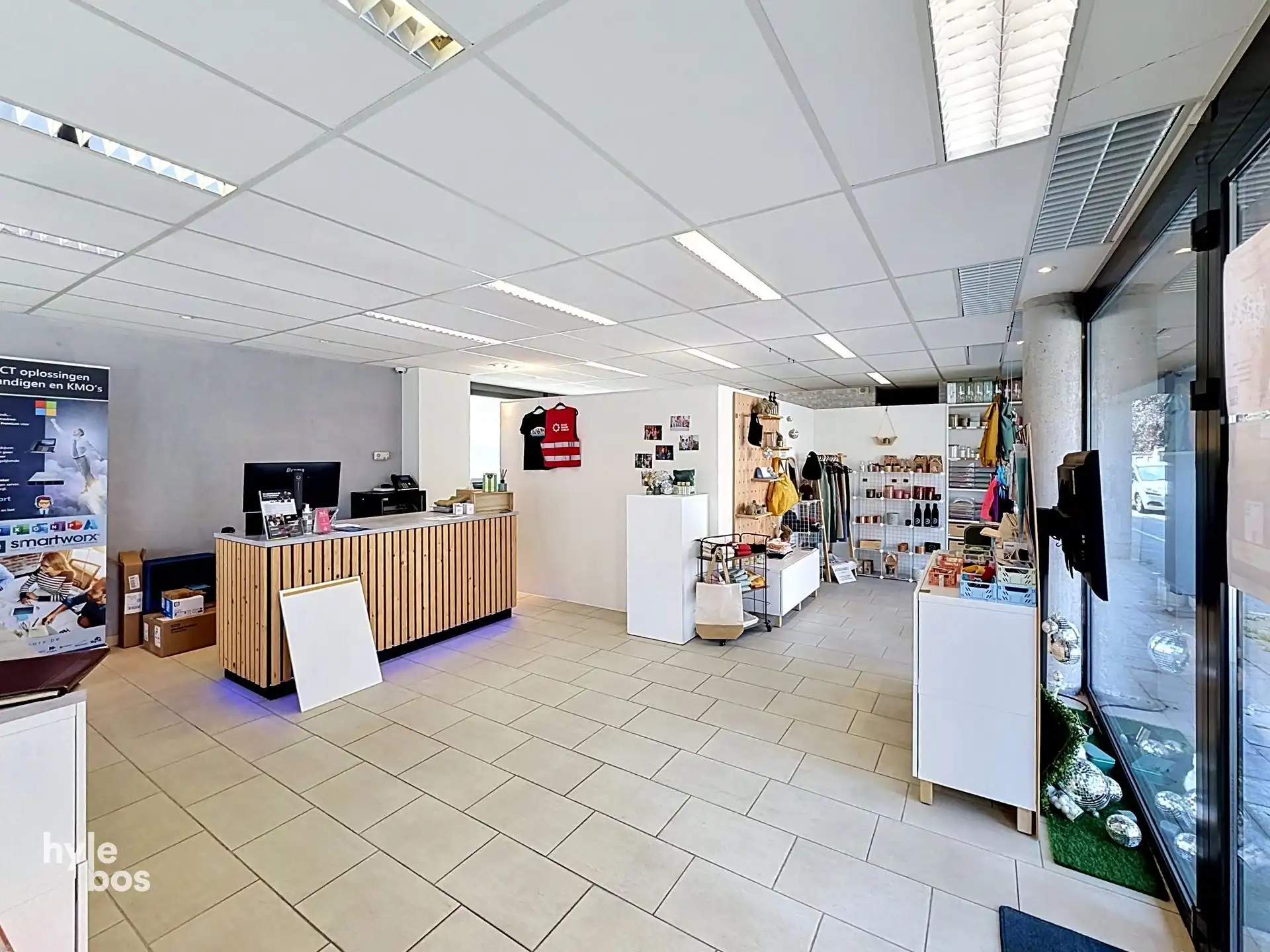Winkelruimte in commercieel centrum van Belsele foto 4