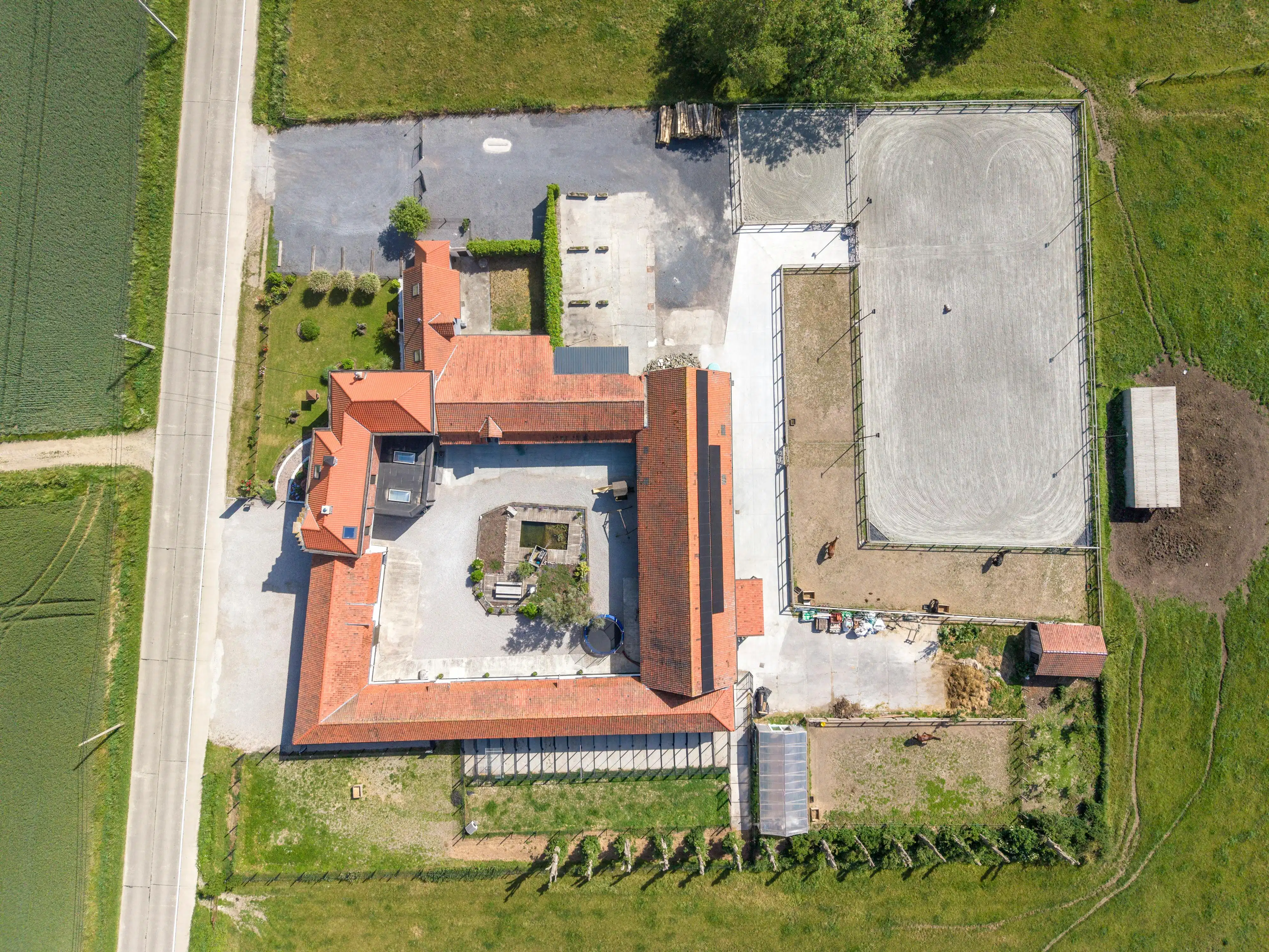 Karaktervolle hoeve met open zicht op de Kemmelberg en tal van mogelijkheden op 7.425 m² foto 2