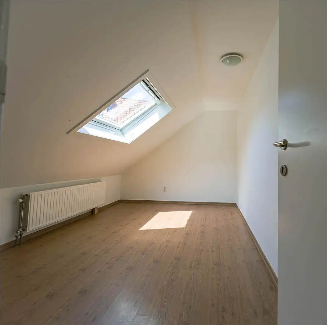 Brugs huis in de schaduw van Jeruzalemkerk, authentieke 16e-17e eeuwse gevel foto 16