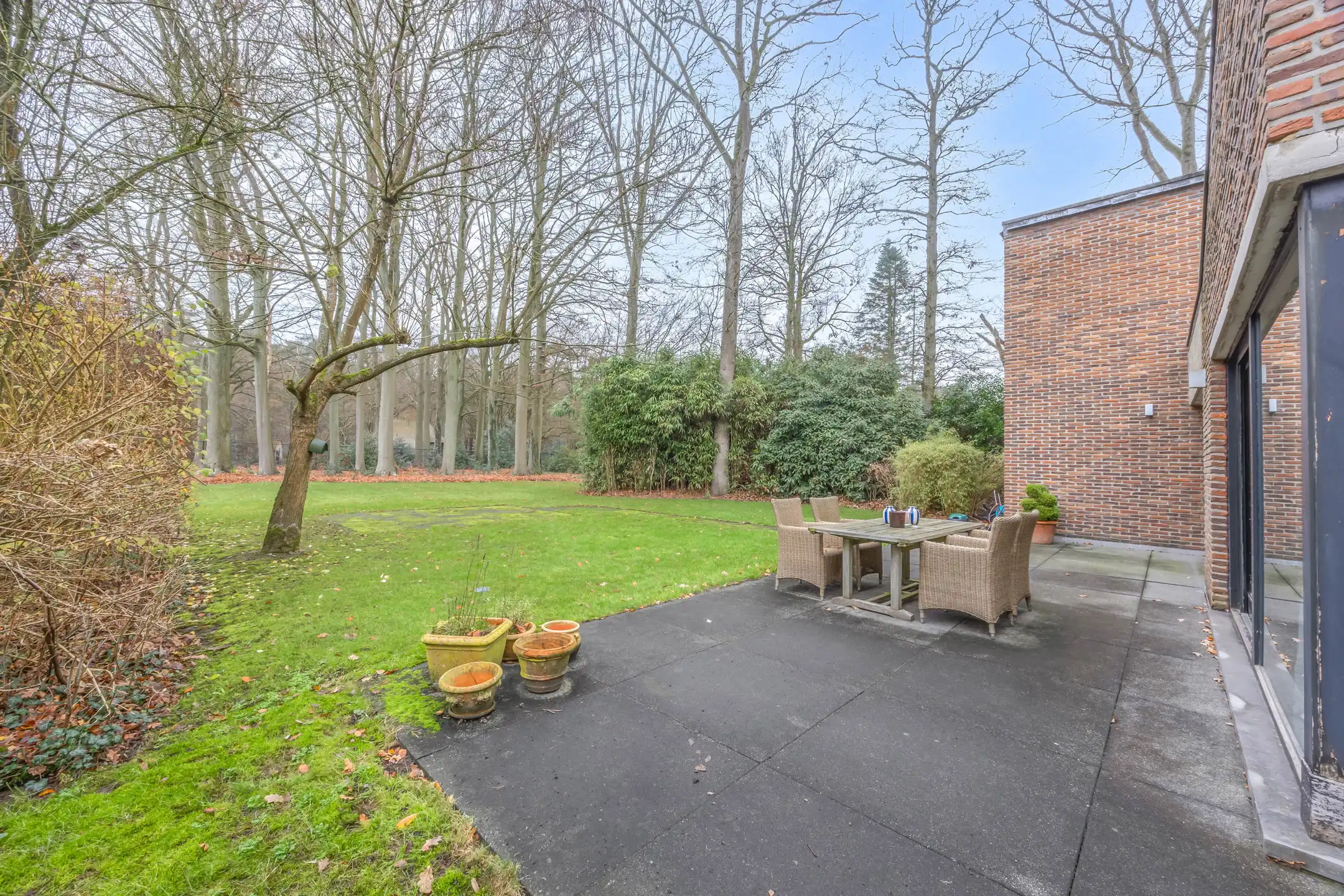 Karakterwoning met brutalistische gevel  in Hof ter Linden foto 29