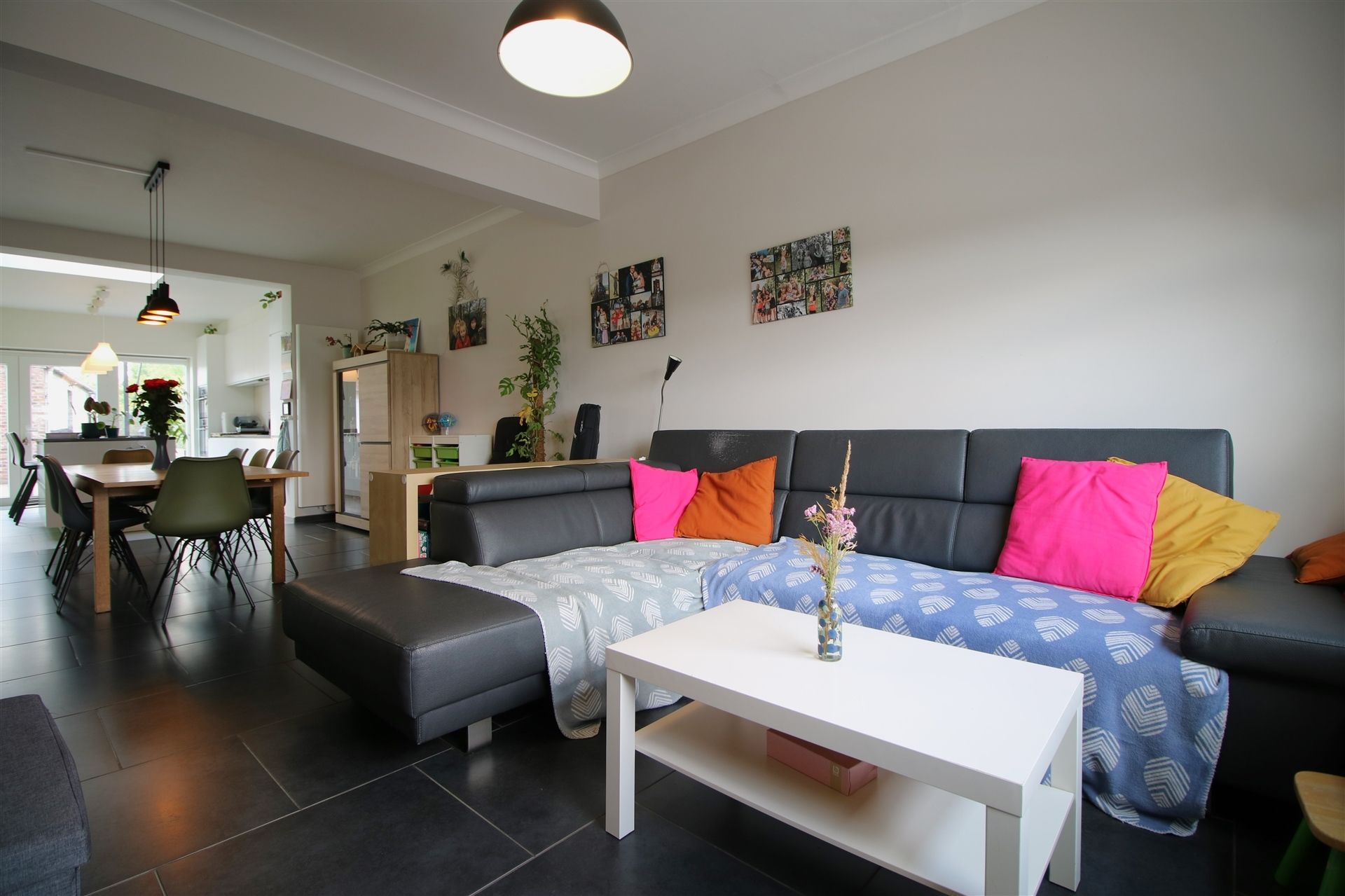 Gerenoveerde woning met 4 slpks, aparte garage en tuin foto 2