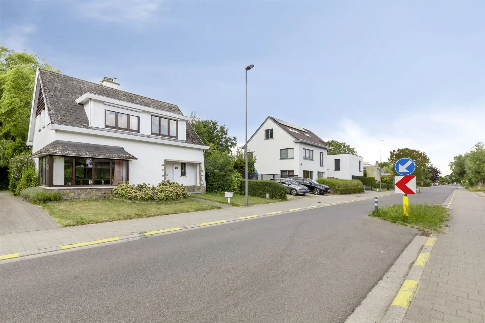 Te renoveren woning met 4 slaapkamers, 2 garages en tuin.  foto 2