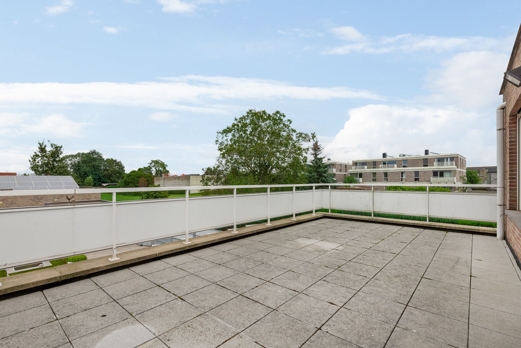 Goed onderhouden appartement met ruim terras nabij centrum foto 10